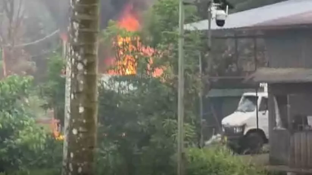 താമരശ്ശേരിയില്‍ ഫ്രഷ്‌കട്ടിന് തീയിട്ട് പ്രതിഷേധക്കാര്‍; അറവുമാലിന്യ സംസ്കരണ കേന്ദ്രത്തിനെതിരായ സമരത്തിൽ സംഘർഷം