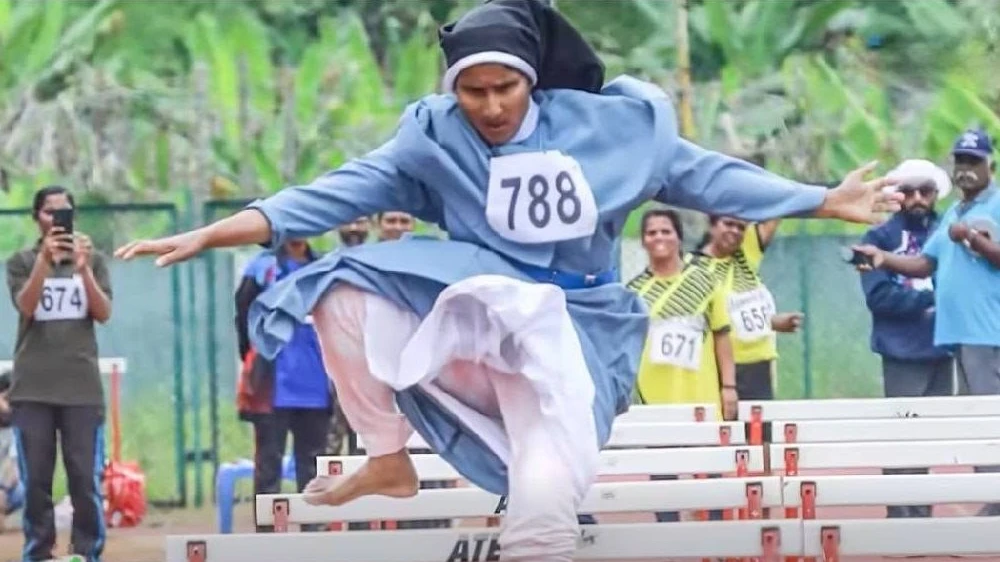 തിരുവസ്ത്രമണിഞ്ഞ് ഹർഡിൽസിൽ; സ്വർണ മെഡൽ നേടി സിസ്റ്റർ സബീന