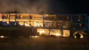 ഹൈദരാബാദില് ഇന്ന് പുലർച്ചെ ബസിന് തീപിടിച്ച് 32 പേര്ക്ക് ദാരുണാന്ത്യം ഹൈദരാബാദില് ഇന്ന് പുലർച്ചെ ബസിന് തീപിടിച്ച് 32 പേര്ക്ക് ദാരുണാന്ത്യം