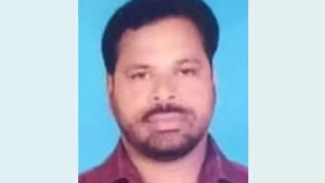 സഹകരണ ബാങ്കിന്റെ മുൻ സെക്രട്ടറി ഇൻ ചാർജ് വീട്ടു വളപ്പിൽ മരിച്ച നിലയിൽ  സഹകരണ ബാങ്കിന്റെ മുൻ സെക്രട്ടറി ഇൻ ചാർജ് വീട്ടു വളപ്പിൽ മരിച്ച നിലയിൽ