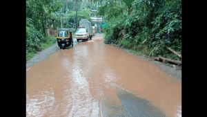 മേപ്പയൂർ - ചെറുവണ്ണൂർ റോഡ് തകർന്നു; യാത്രാ ദുഷ്കരം മേപ്പയൂർ - ചെറുവണ്ണൂർ റോഡ് തകർന്നു; യാത്രാ ദുഷ്കരം