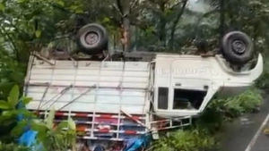 കുറ്റിയാടി ചുരത്തിൽ പിക്കപ്പുവാൻ നിയന്ത്രണം വിട്ട് മറിഞ്ഞു അപകടം കുറ്റിയാടി ചുരത്തിൽ പിക്കപ്പുവാൻ നിയന്ത്രണം വിട്ട് മറിഞ്ഞു അപകടം