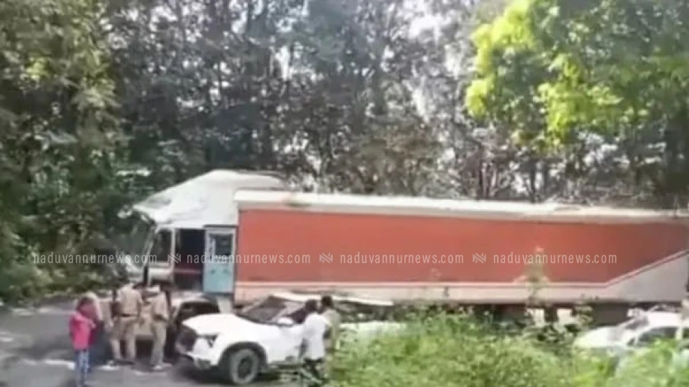  വയനാട് ചുരത്തിൽ കണ്ടെയ്നർ ലോറി കുടുങ്ങി ഗതാഗത തടസം