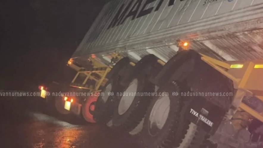 വയനാട് ചുരത്തിൽ വീണ്ടും ലോറി കുടുങ്ങി ഗതാഗതം തടസ്സപ്പെട്ടു