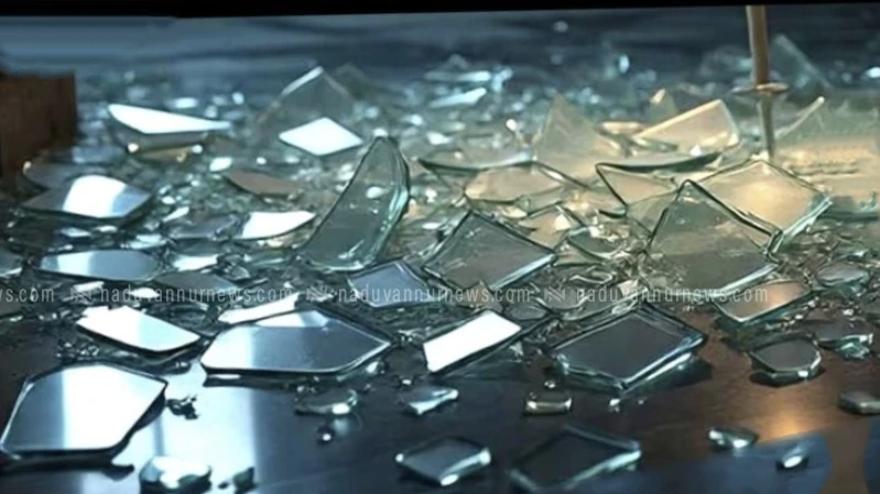  ‘ഏതെടുത്താലും 99 ‘; ഓഫര്‍ കണ്ടതോടെ ഇരച്ചുകയറി ജനം, നാദാപുരത്ത് വസ്ത്രശാലയുടെ ഗ്ലാസ് തകർന്ന് വീണ് 8 പേർക്ക് പരുക്ക്