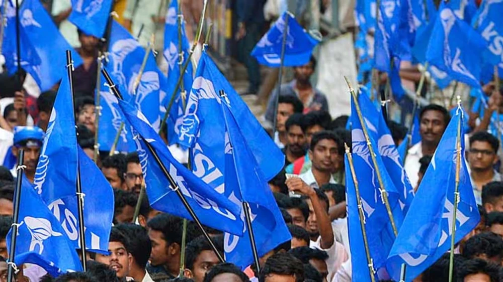  സമരങ്ങളെ തടഞ്ഞാൽ തലയടിച്ച് പൊട്ടിക്കും, പൊലീസ് ഉദ്യോ​ഗസ്ഥർക്ക് ഭീഷണിയുമായി കെഎസ്‌യു നേതാവ്