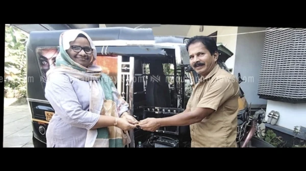 സ്വർണ്ണാഭരണം ഉടമസ്ഥന് തിരിച്ചു നൽകി ഓട്ടോ ഡ്രൈവർ മാതൃകയായി