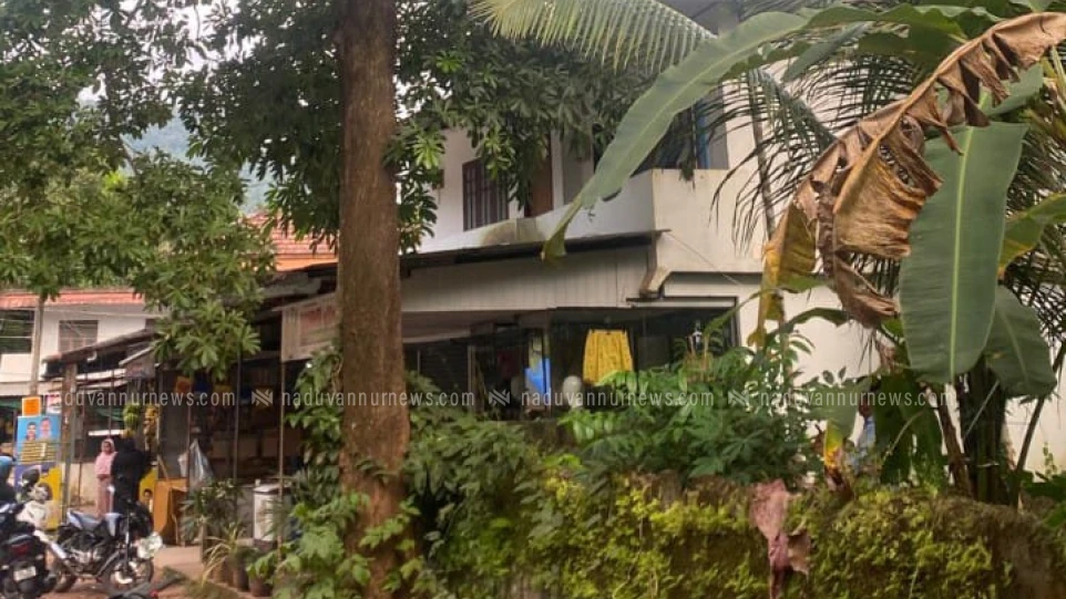  പൂനത്ത് കടകൾക്ക് ഭീഷണിയായി  നെടുകെ പിളർന്ന് റോഡരികിലെ മരം