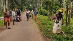 
                        പൈതോത്ത് - പനക്കാട്‌ റോഡിലെ കാട് വെട്ടിത്തെളിച്ചു ജനകീയ കൂട്ടായ്‌മ