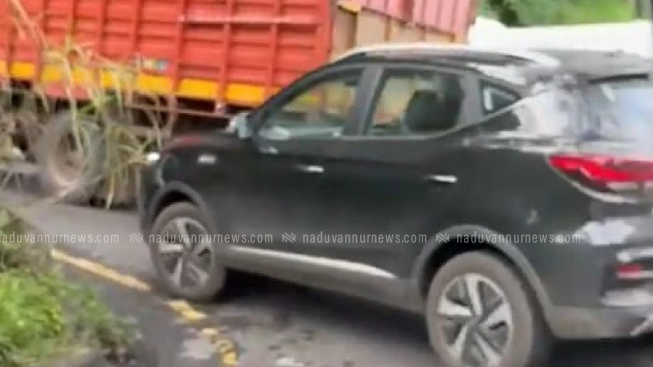  താമരശ്ശേരി ചുരം ആറാം വളവിൽ ലോറി കുടുങ്ങി ഗതാഗത തടസ്സം