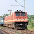 ഓടുന്ന ട്രെയിനിൽ നിന്നും യുവാവും യുവതിയും ചാടിയതായി സംശയം