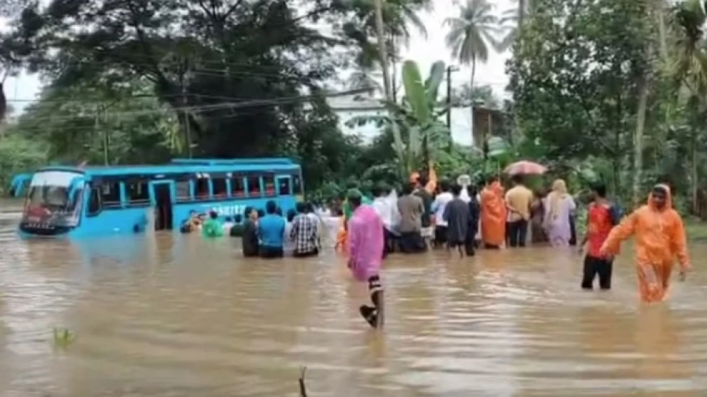 പൂനൂരിൽ വെള്ളക്കെട്ടിൽ ബസ് കുടുങ്ങി : യാത്രക്കാർ രക്ഷപ്പെട്ടു.