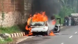 
                        ദേശീയപാത ബൈപ്പാസിൽ കാറിന് തീപിടിച്ചു