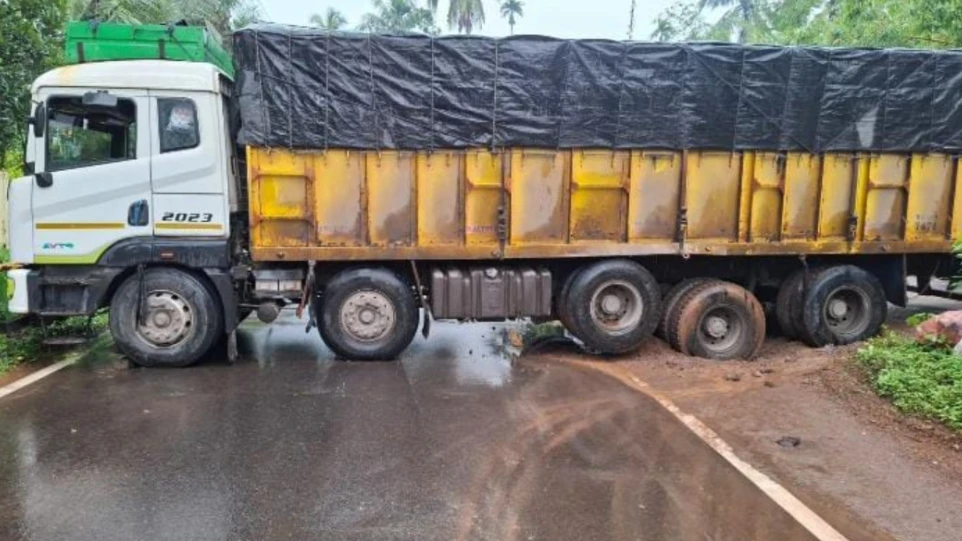  ലോറി കുടുങ്ങി  ഗതാഗതം തടസ്സപ്പെട്ടു.