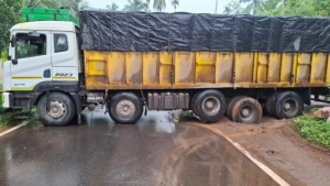 ലോറി കുടുങ്ങി  ഗതാഗതം തടസ്സപ്പെട്ടു.
