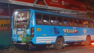 
                        സ്വകാര്യ ബസിൽ നിന്നിറങ്ങുമ്പോൾ അപകടം, വീട്ടമ്മ മരിച്ചു.