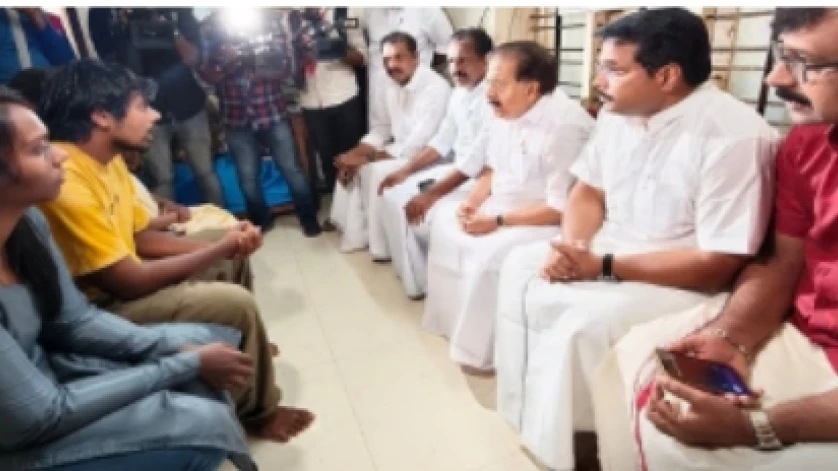  ആഭ്യന്തരമന്ത്രിയും ഫിഷറീസ് മന്ത്രിയും കാണാതായ ജോണിന്റെ വീട്ടിലെത്തി
