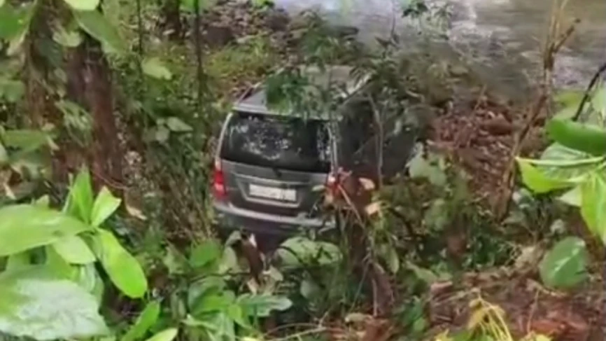 കാർ നിയന്ത്രണം വിട്ട് താഴ്ചയിലേക്ക് വീണു