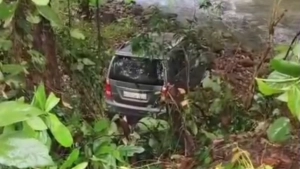 കാർ നിയന്ത്രണം വിട്ട് താഴ്ചയിലേക്ക് വീണു