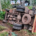 വാകയാട് മിൽമ സൊസൈറ്റിക്ക് സമീപം ലോറി മറിഞ്ഞു