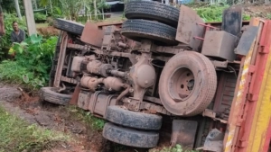 വാകയാട് മിൽമ സൊസൈറ്റിക്ക് സമീപം ലോറി മറിഞ്ഞു