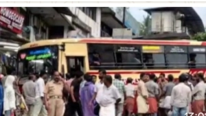 കെഎസ്ആർടിസി ബസ് പ്രകടനത്തിലേക്ക് ഇടിച്ചുകയറി: മൂന്നുപേർക്ക് പരിക്ക്