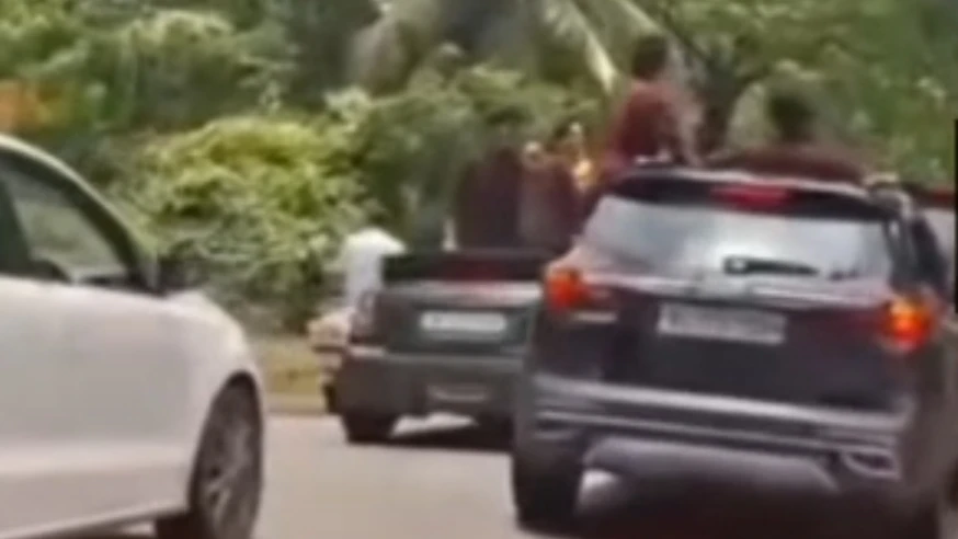  കാറിലെ അഭ്യാസപ്രകടനം യുവാക്കൾക്കെതിരെ നടപടിയെടുത്ത് മോട്ടോർ വാഹന വകുപ്പ്