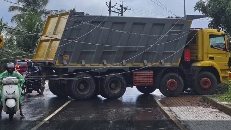  ടിപ്പർ ലോറി ഇലക്ട്രിക് പോസ്റ്റിൽ ഇടിച്ച് അപകടം