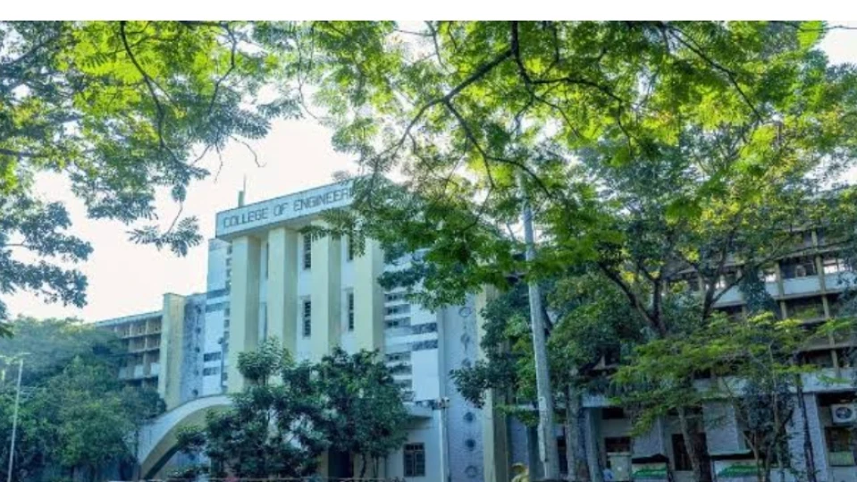 സി ഇ ടി യിൽ വന്ദേമാതരം പൂർണമായി ആലപിച്ചതിൽ  എസ്എഫ്ഐ പ്രതിഷേധം