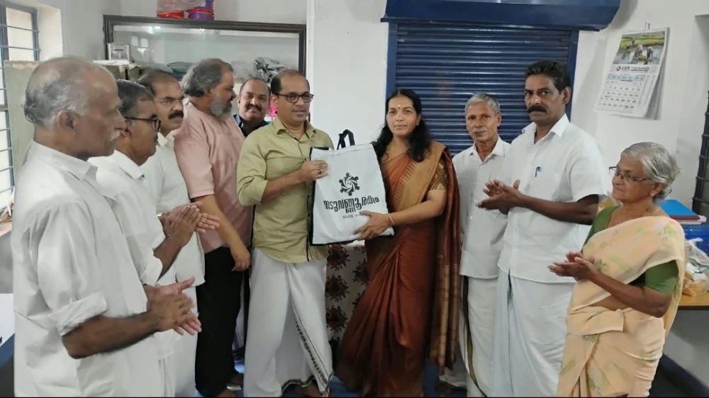 
                                    നടുവണ്ണൂരകം പ്രവാസി കൂട്ടായ്മ  ഓണക്കിറ്റ് വിതരണം ചെയ്തു