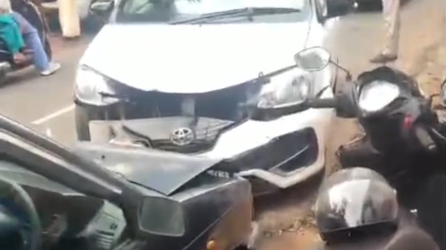  ആയഞ്ചേരിയിൽ കാറുകൾ കൂട്ടിയിടിച്ച് അപകടം