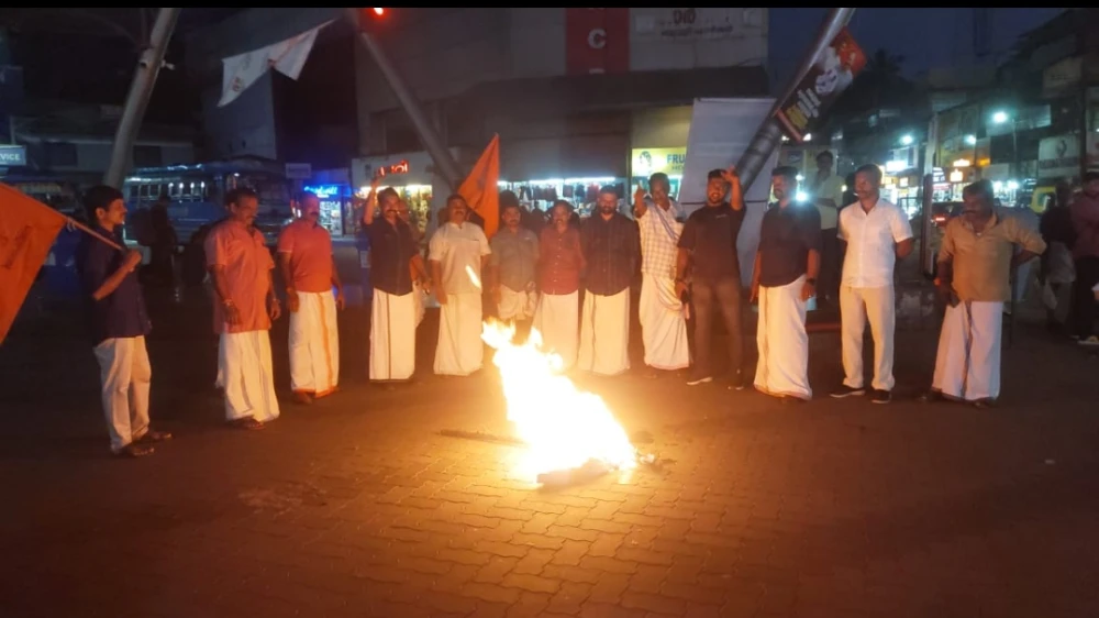 വിശ്വഹിന്ദു പരിഷത്ത് സണ്ണി എം കപ്പിക്കാടിന്റെ കോലം കത്തിച്ചു.