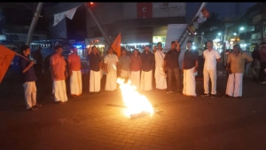 വിശ്വഹിന്ദു പരിഷത്ത് സണ്ണി എം കപ്പിക്കാടിന്റെ കോലം കത്തിച്ചു.