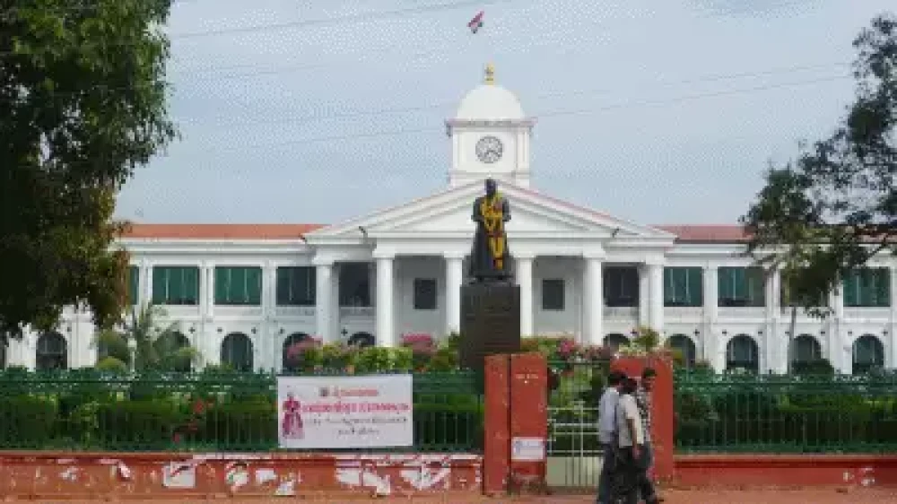  ആഴ്ചയില്‍ രണ്ട് അവധി,സര്‍ക്കാര്‍ ഓഫീസുകളുടെ പ്രവര്‍ത്തി ദിവസം അഞ്ചായി കുറയ്ക്കാന്‍ ചര്‍ച്ച