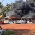 കരിപ്പൂർ എയർപോർട്ടിന് സമീപം ബസ്സുകൾക്ക് തീ പിടിച്ചു; 4 ബസ്സുകൾ പൂർണമായും കത്തിനശിച്ചു