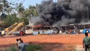 കരിപ്പൂർ എയർപോർട്ടിന് സമീപം ബസ്സുകൾക്ക് തീ പിടിച്ചു; 4 ബസ്സുകൾ പൂർണമായും കത്തിനശിച്ചു
