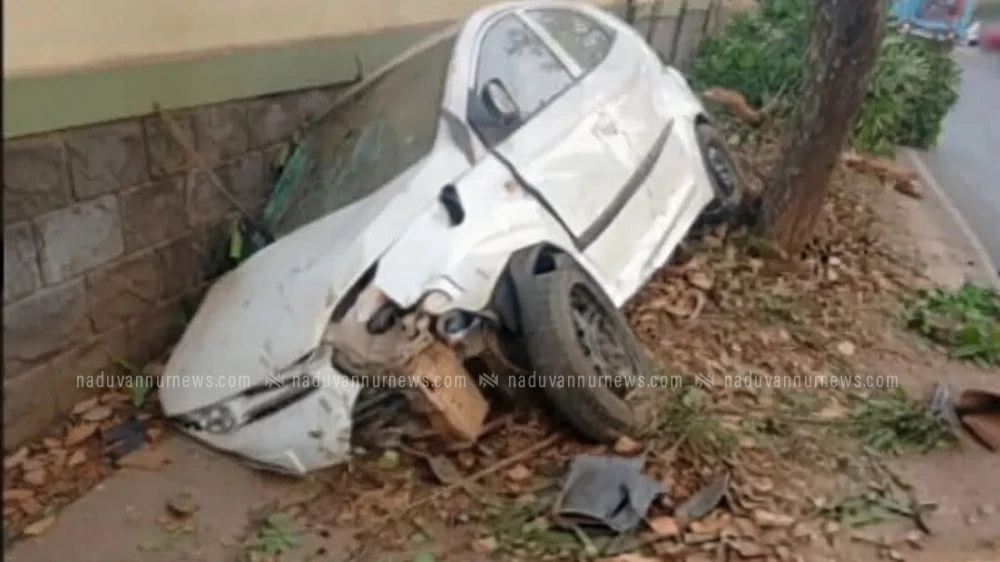  ഉള്ളിയേരിയിൽ കാർ നിയന്ത്രണം വിട്ട് മതിലിൽ ഇടിച്ച് മൂന്നുപേർക്ക് പരിക്ക്