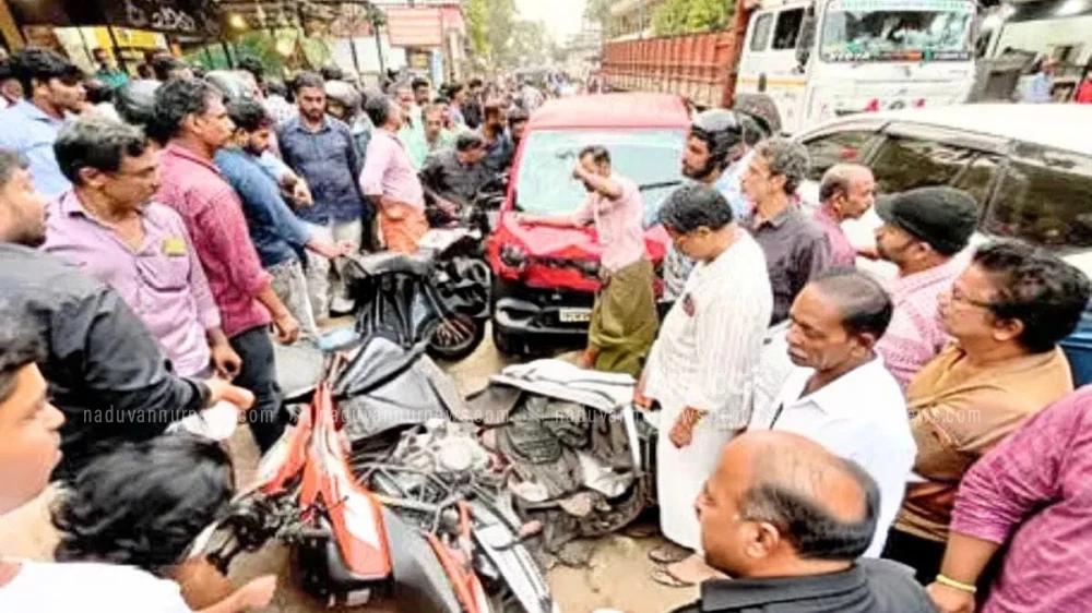  ഓട്ടോ-ടാക്‌സി ഇരുചക്ര വാഹനങ്ങളിൽ ഇടിച്ചുണ്ടായ അപകടത്തിൽ മൂന്നു പേർക്ക് പരിക്ക്