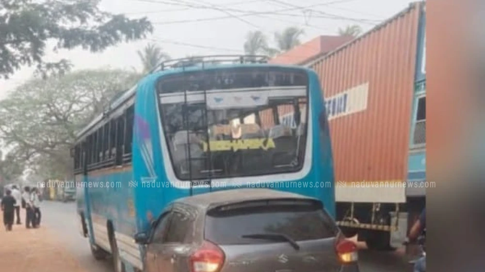  കൊയിലാണ്ടിയിൽ കാർ ബസിന് പിറകിലടിച്ച് കാർ ഡ്രൈവർക്ക് പരിക്ക്