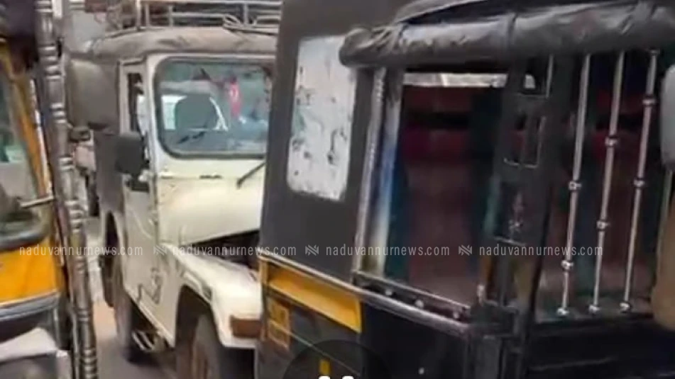  ആയഞ്ചേരിയിൽ നിയന്ത്രണം വിട്ട കെഎസ്ഇബി യുടെ കരാർ ജീപ്പ്; നിരവധി ഓട്ടോകളിൽ ഇടിച്ച് അപകടം