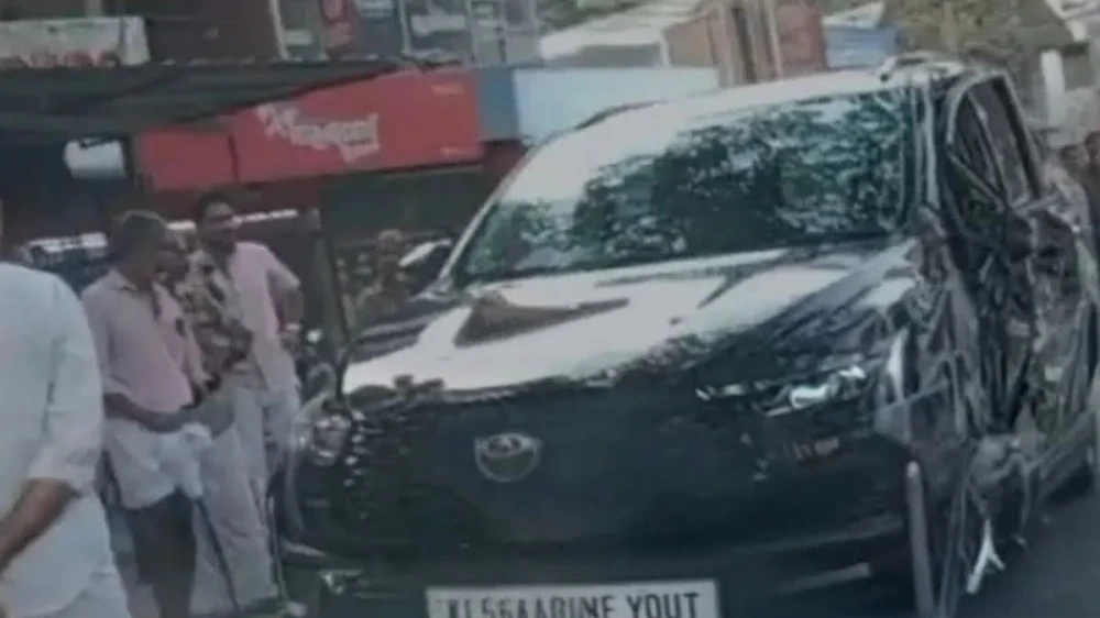  കാട്ടിലപ്പീടികയിൽ ഇന്നോവ കാർ സ്വകാര്യ ബസിൽ ഇടിച്ച് അപകടം