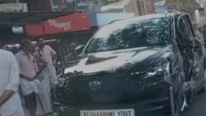 കാട്ടിലപ്പീടികയിൽ ഇന്നോവ കാർ സ്വകാര്യ ബസിൽ ഇടിച്ച് അപകടം