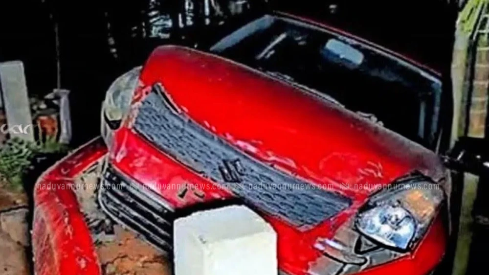  നിർത്തിയിട്ട കാർ പിക്കപ്പ് കൊണ്ട് ഇടിച്ചുതെറിപ്പിച്ചു റോഡിൽ യുവാവിന്റെ പരാക്രമം