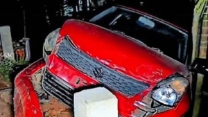 
                        നിർത്തിയിട്ട കാർ പിക്കപ്പ് കൊണ്ട് ഇടിച്ചുതെറിപ്പിച്ചു റോഡിൽ യുവാവിന്റെ പരാക്രമം