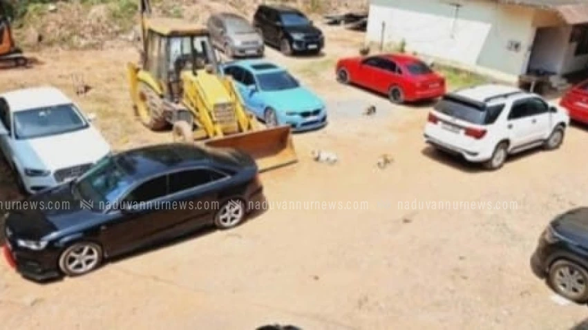 മേപ്പയ്യൂർ സ്കൂളിൽ ആഡംബര കാറുകളുമായി സെൻറ് ഓഫ് പരിപാടിയിൽ വിദ്യാർഥികൾ