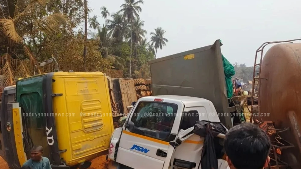  നന്തിയിൽ രാസവസ്തുക്കളുമായി വന്ന വഗാഡ് ലോറിക്ക് മുകളിൽ മറ്റൊരു ലോറി മറിഞ്ഞ് അപകടം.
