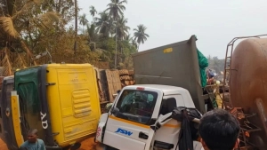 നന്തിയിൽ രാസവസ്തുക്കളുമായി വന്ന വഗാഡ് ലോറിക്ക് മുകളിൽ മറ്റൊരു ലോറി മറിഞ്ഞ് അപകടം.