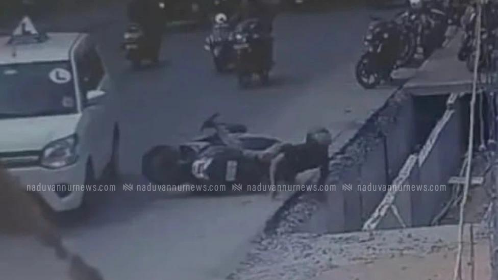  എരഞ്ഞിപ്പാലത്ത് സ്കൂട്ടർ മറിഞ്ഞ് യാത്രക്കാരൻ ഓടയിലേക്ക് തെറിച്ചുവീണു
