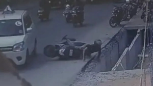 എരഞ്ഞിപ്പാലത്ത് സ്കൂട്ടർ മറിഞ്ഞ് യാത്രക്കാരൻ ഓടയിലേക്ക് തെറിച്ചുവീണു