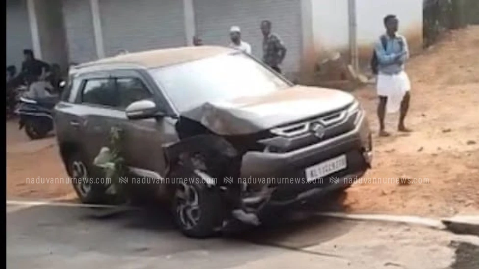 നരിക്കുനി നന്മണ്ട റോഡിൽ കാർ പോസ്റ്റിൽ ഇടിച്ച് മറിഞ്ഞു